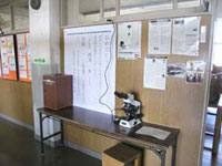 理科室前には副賞のオリンパス顕微鏡も公開されていた